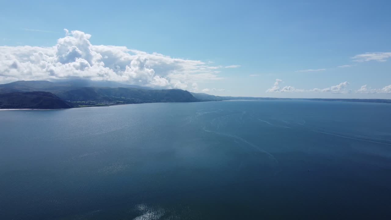 북부 웨일스 해안과 그레이트 오르메에서 스노우도니아의 산의 높은 비행 드론에서 바다의 멋진 전망