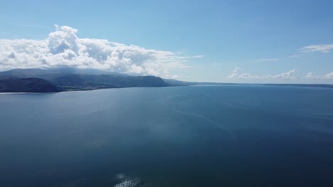 impresionante vista del océano desde un avión no tripulado de alto vuelo de la costa norte de gales y las montañas de snowdonia desde el gran orme