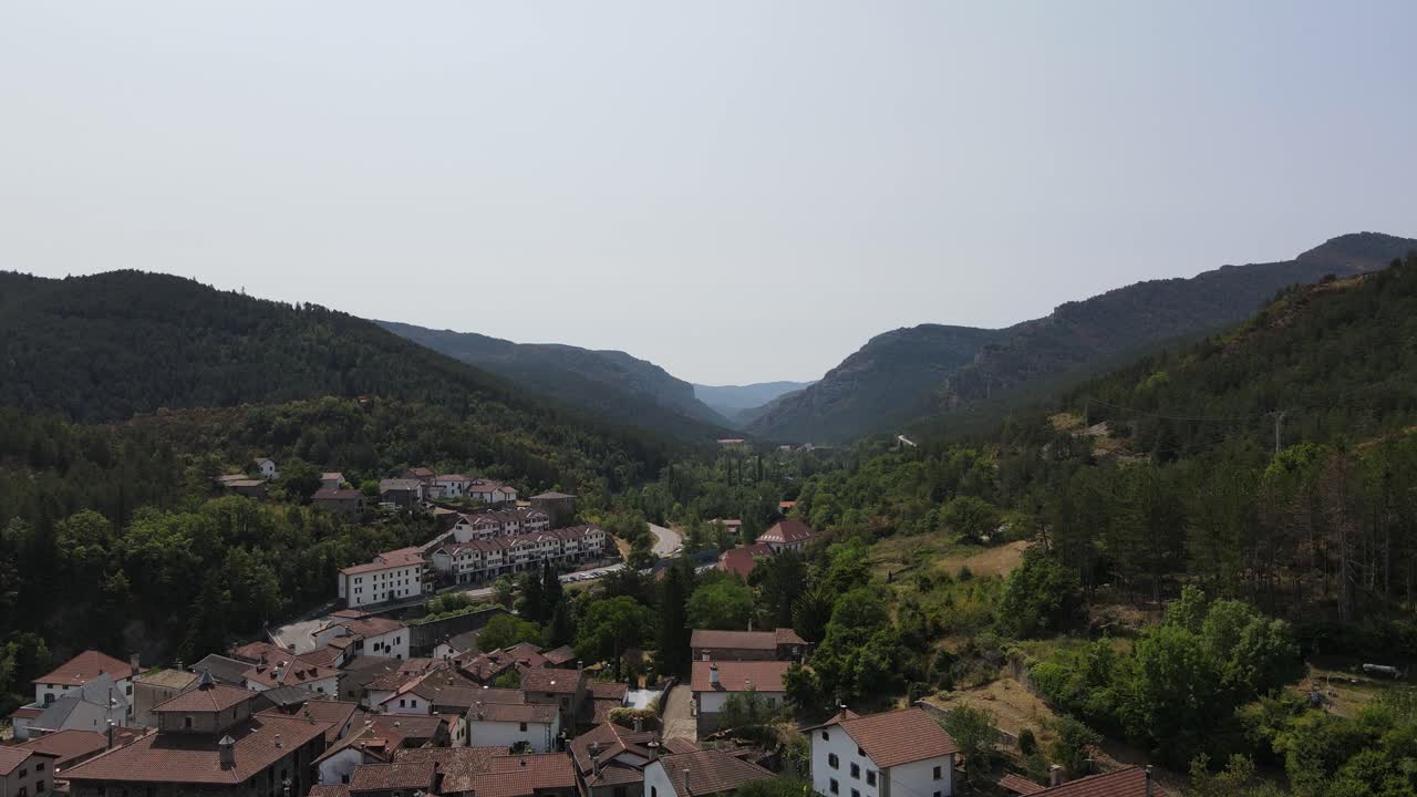 Imagens de drone sobre Roncal e seu vale no Norte da Espanha