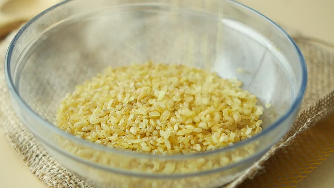 cerca de trigo bulgur en un cuenco