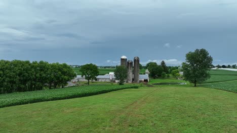 Eine-Luftaufnahme-Des-üppigen-Grünen-Ackerlandes-Von-Lancaster-County,-Pennsylvania-Nach-Einem-Sommergewitter