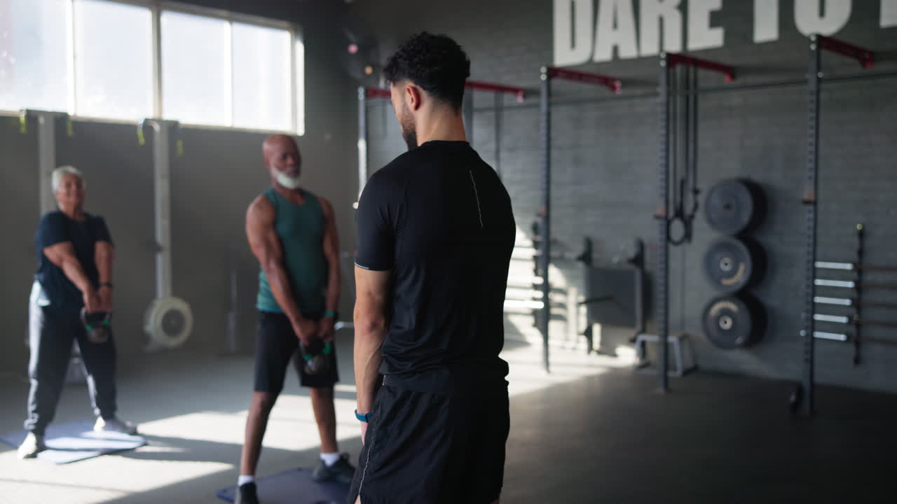 entrenamiento en grupo con kettlebell en el gimnasio