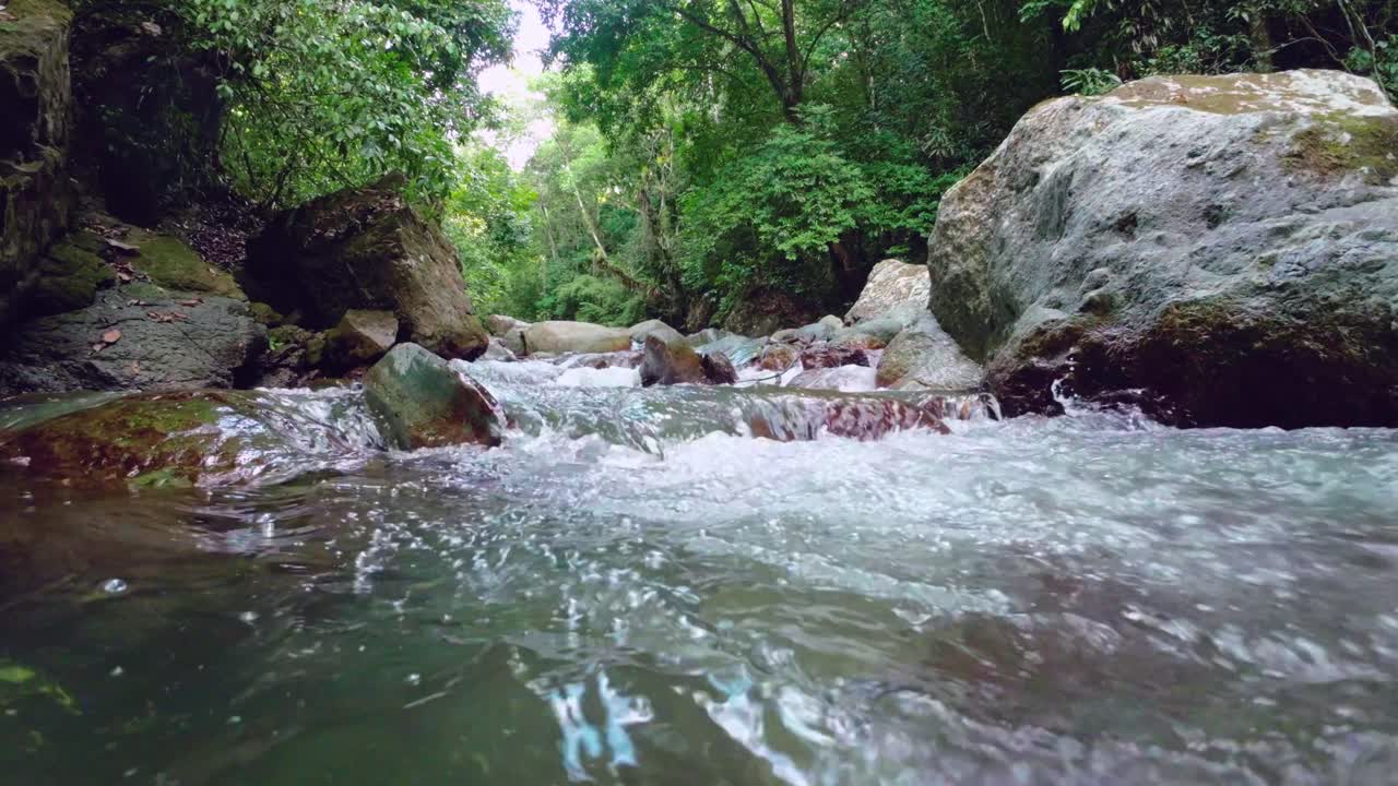 rápidos del río de agua dulce de jima cerca de bonao, república dominicana central