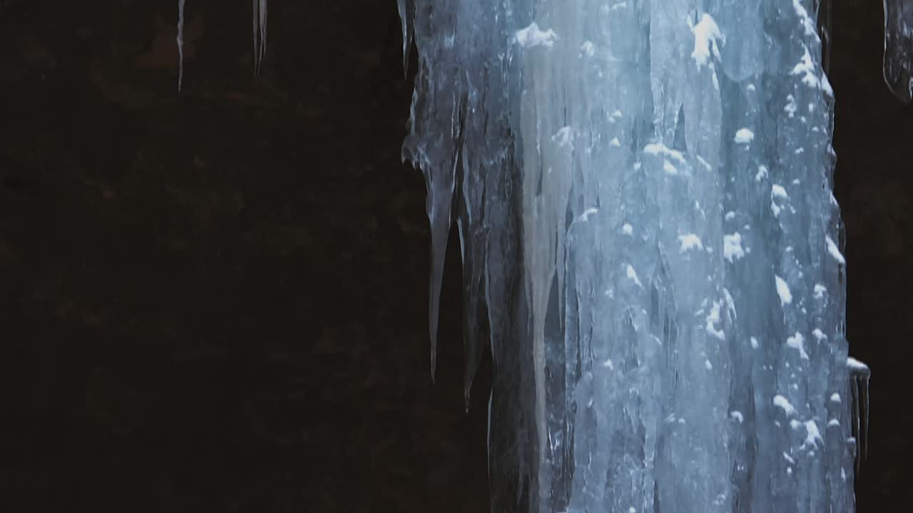 Cachoeira Congelada e Pingentes de Gelo na Gruta Ash Durante o Inverno em Hocking Hills, Ohio, EUA