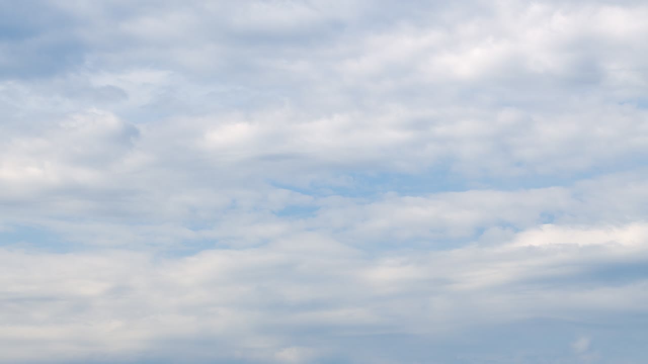 폭풍의 날씨는 폭풍입니다. 폭풍은 구름이 인 하늘과 층층의 구름 스케이프입니다.