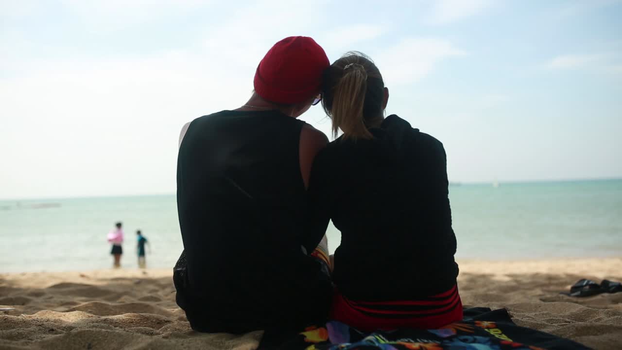 pareja relajándose en la playa