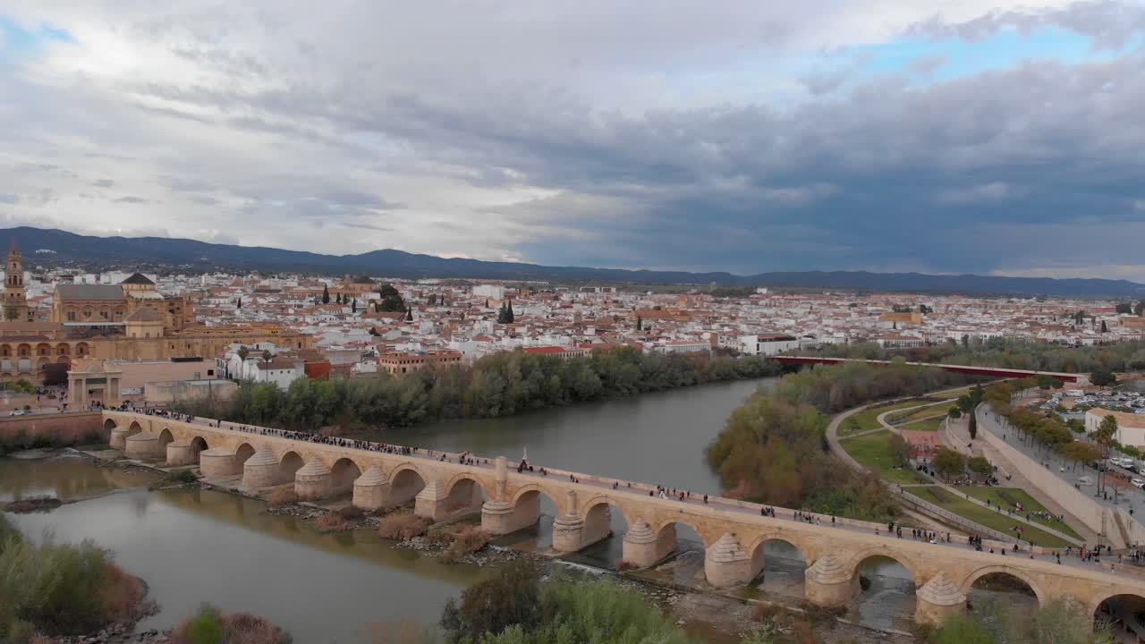 Vista aérea cinematográfica sobre a bela Ponte Romana e a Mesquita em Córdoba, Espanha