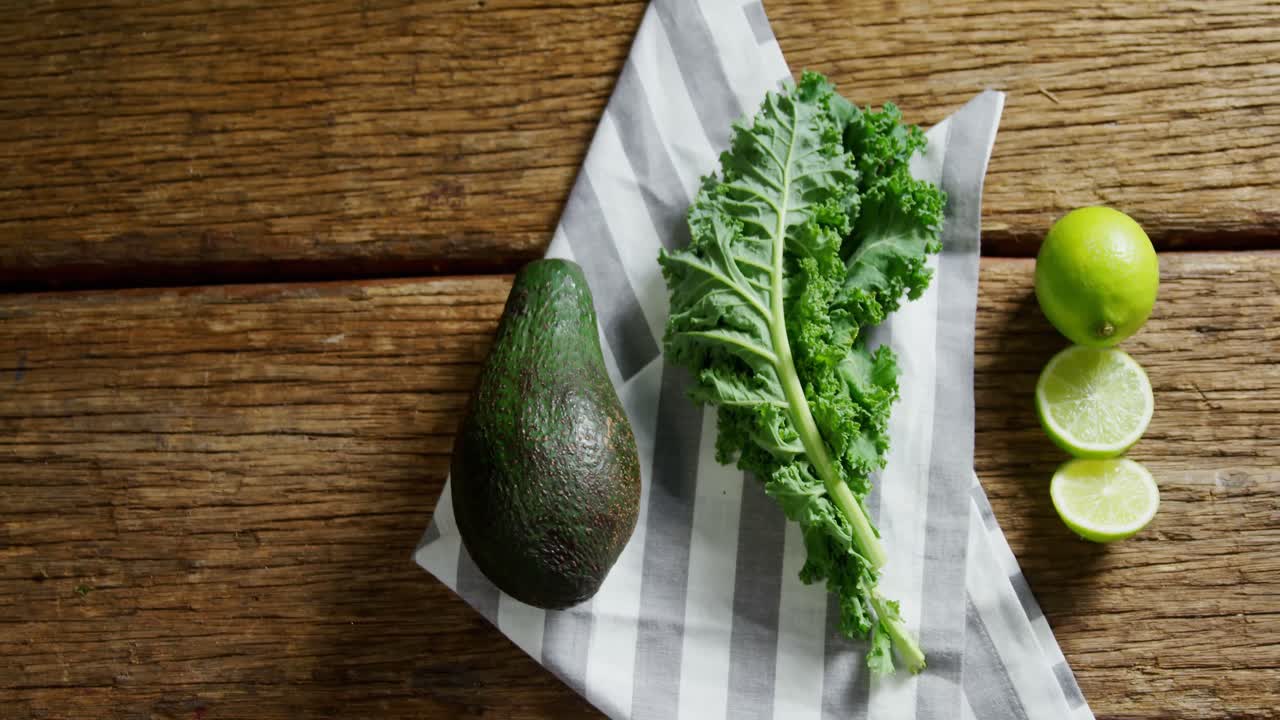 나무 테이블 4k에 잎 채소, 아보카도 및 레몬