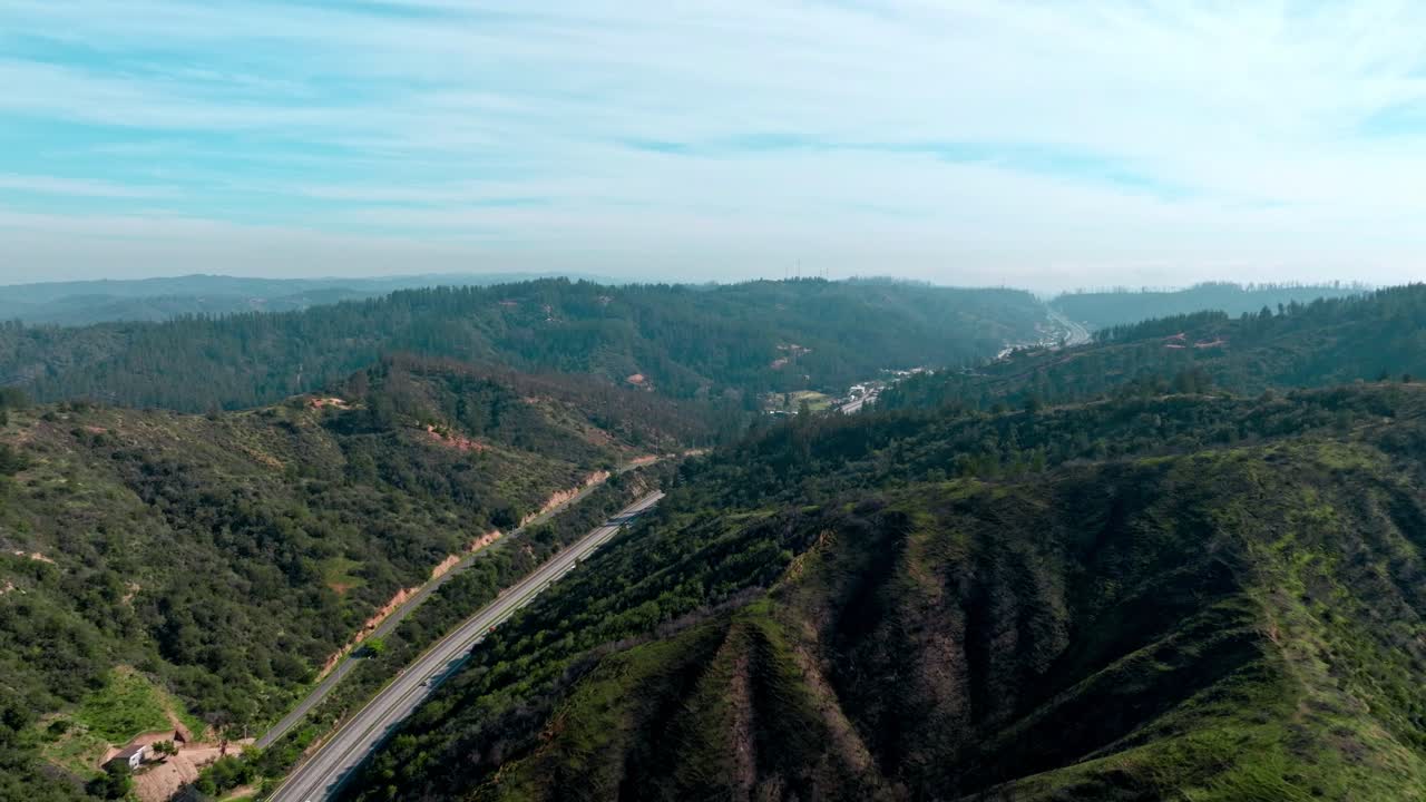 vehículos de vista aérea conduciendo por la ruta 68 de santiago a valparaíso entre las verdes montañas de chile