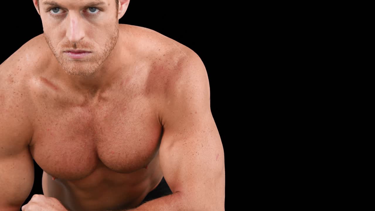 hombre musculoso haciendo ejercicios de tabla