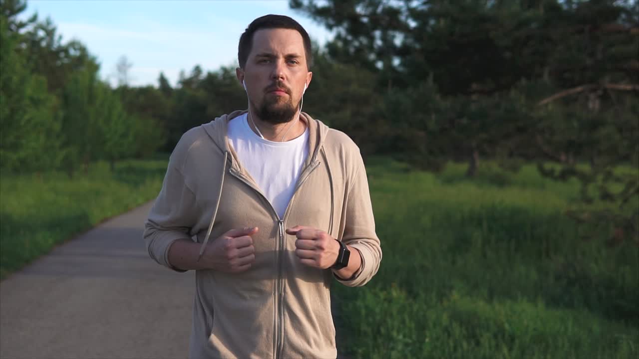 공원에서 조하는 남자