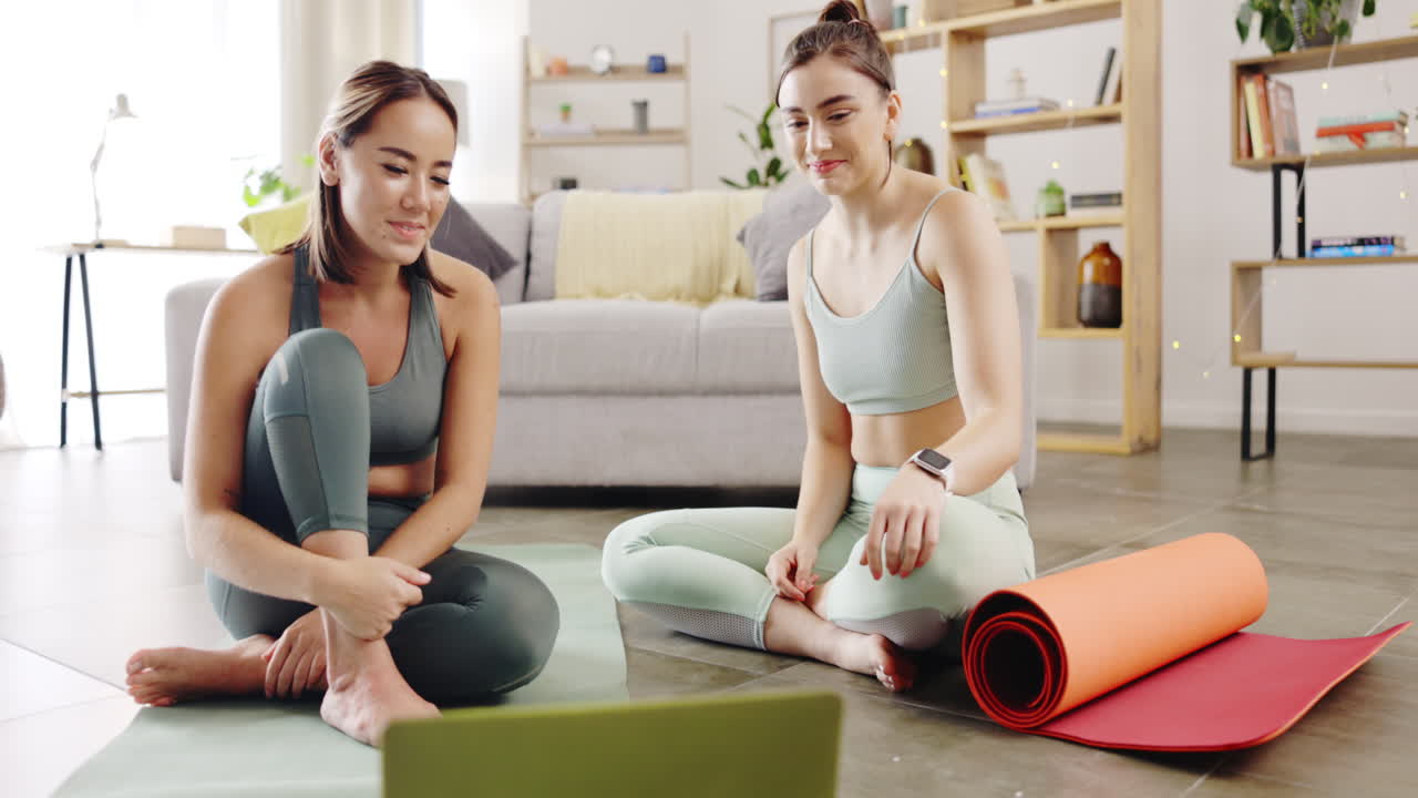 ⁇ 탑과 함께 집에서 피트니스, 요가 및 친구