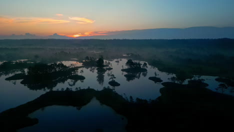 Majestätischer-Sonnenaufgang-über-Dem-Nebligen-Sumpfland-Nationalpark,-Luftdrohnenansicht