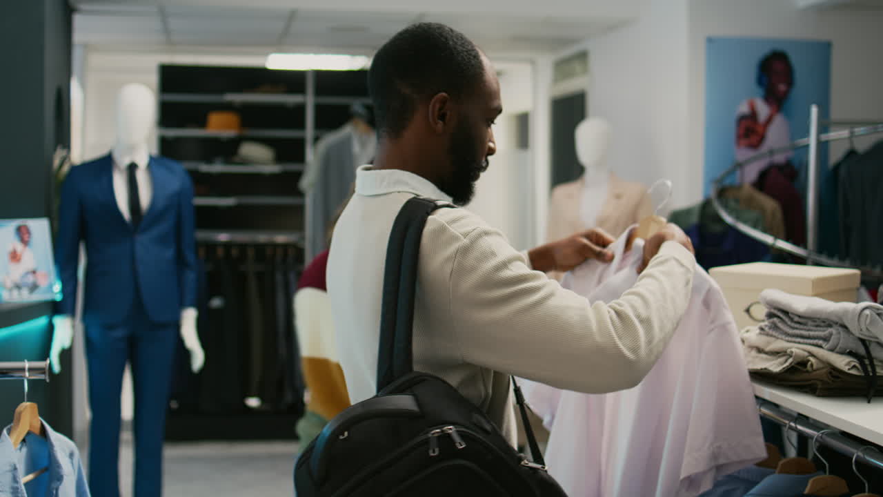 Des clients qui achètent des vêtements dans un magasin
