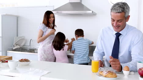 Family-cooking-breakfast