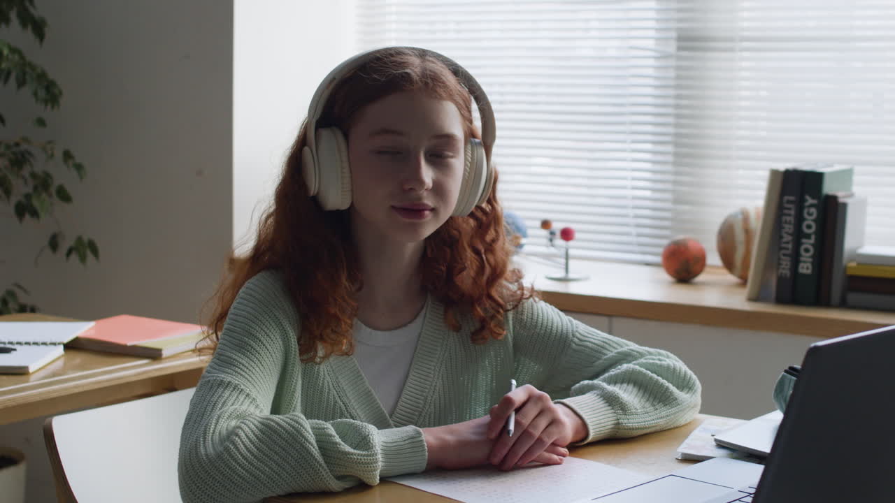 una adolescente que estudia en casa