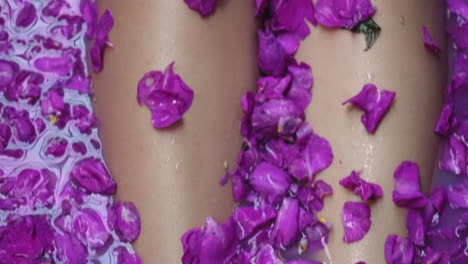 mujer en un baño de flores