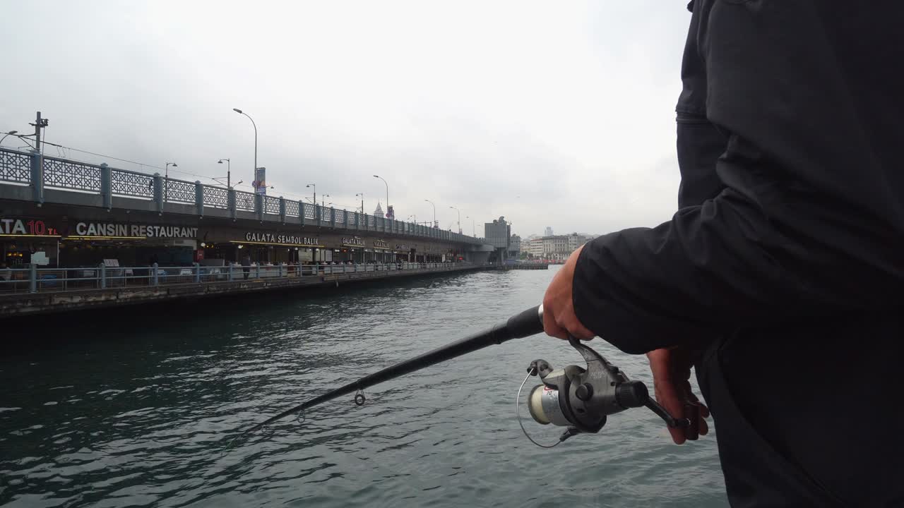 이스탄불 갈라타 다리에서 어부들의 근접 촬영