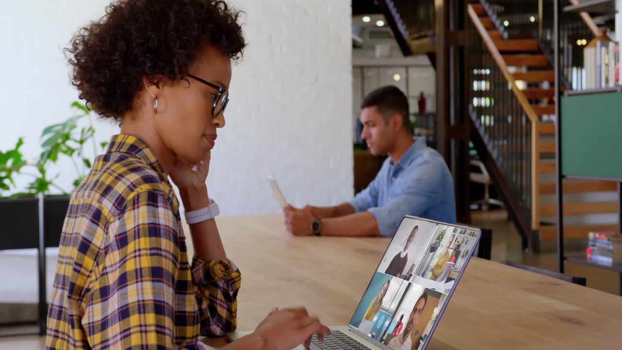 mujer teniendo una videoconferencia