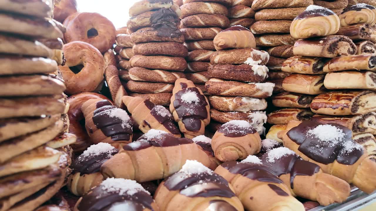 Auswahl an frisch gebackenem Gebäck und Simit auf einem Markt