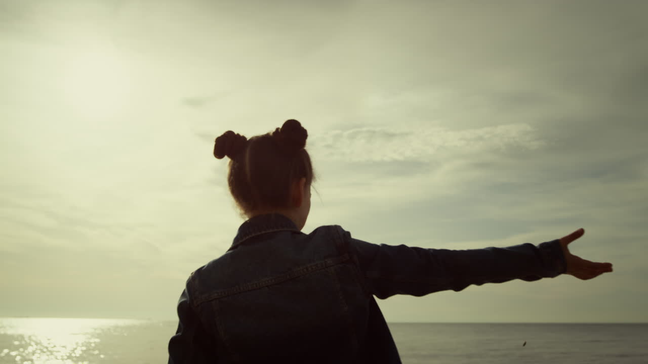 niña pequeña, disfruta de la playa de st. sunset sea. niño lindo jugando con conchas de piedra en vacaciones.
