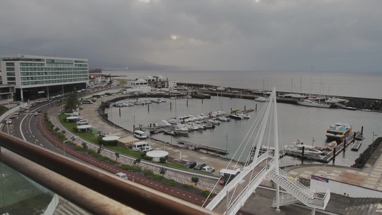 el puerto marítimo y el puerto deportivo de ponta delgada en la isla de sao miguel de las azores portuguesas
