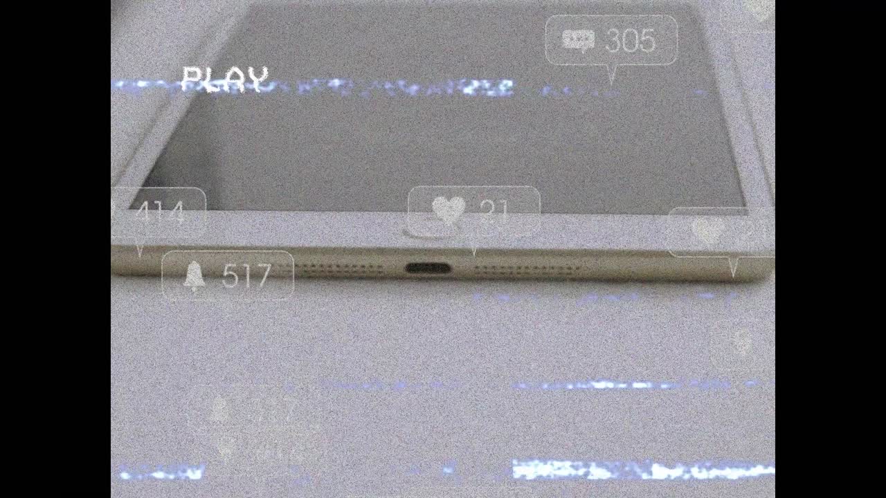 테이블 위의 전자 장치에 대해 떠있는 여러 소셜 미디어 아이콘에 대한 vhs 오류 효과