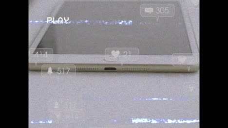 efecto de falla de vhs sobre múltiples iconos de redes sociales flotando contra dispositivos electrónicos en la mesa