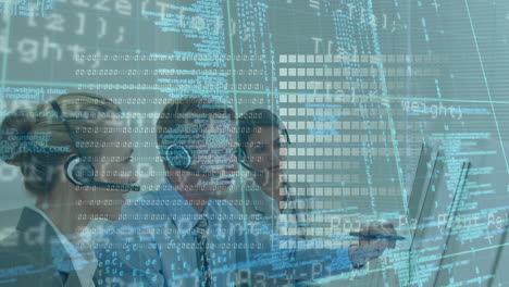 animazione di codifica binaria, elaborazione dei dati su uomini d'affari che usano cuffie per telefono.