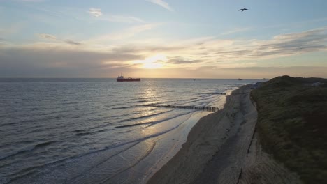 Antenne:-Der-Strand-Zwischen-Vlissingen-Und-Dishoek-Während-Des-Sonnenuntergangs