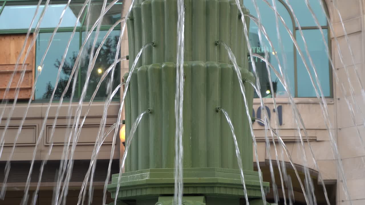 물은 분수 주변에서 동시에 여러 방향으로 흐르고 있습니다.