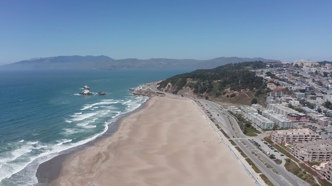 toma aérea volando sobre la playa del océano hacia el fin de la tierra en san francisco