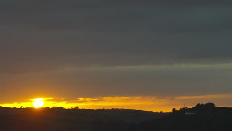 hermoso amanecer sobre los campos