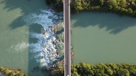 Vista-Aerea-Del-Puente-Que-Cruza-El-Rio