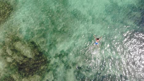 Panama-Im-Februar-Drohne-Schießt-Insel-Contadora,-Die-Zwischen-Fischen-Schwimmt,-Die-Mit-Einer-Drohne-Gefangen-Werden-4