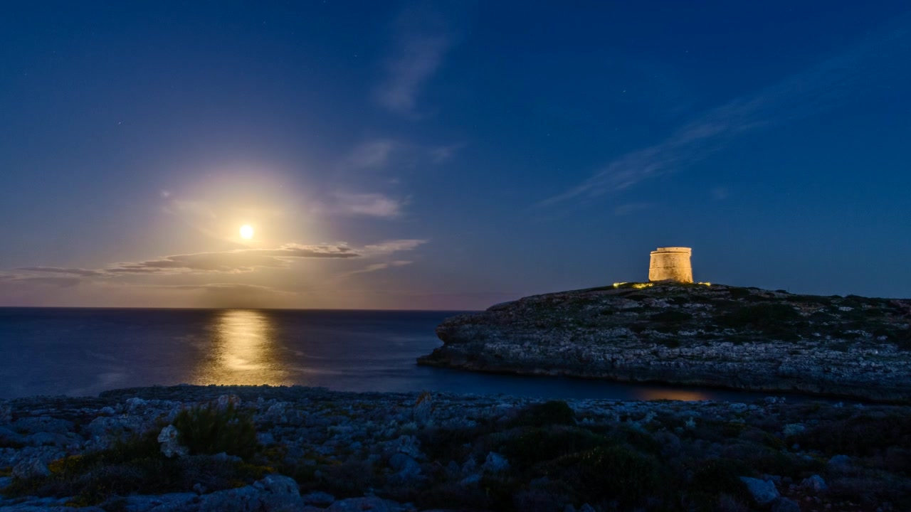 Timelapse de antiga torre de defesa em S'Algar, Menorca, Ilhas Baleares, Espanha.