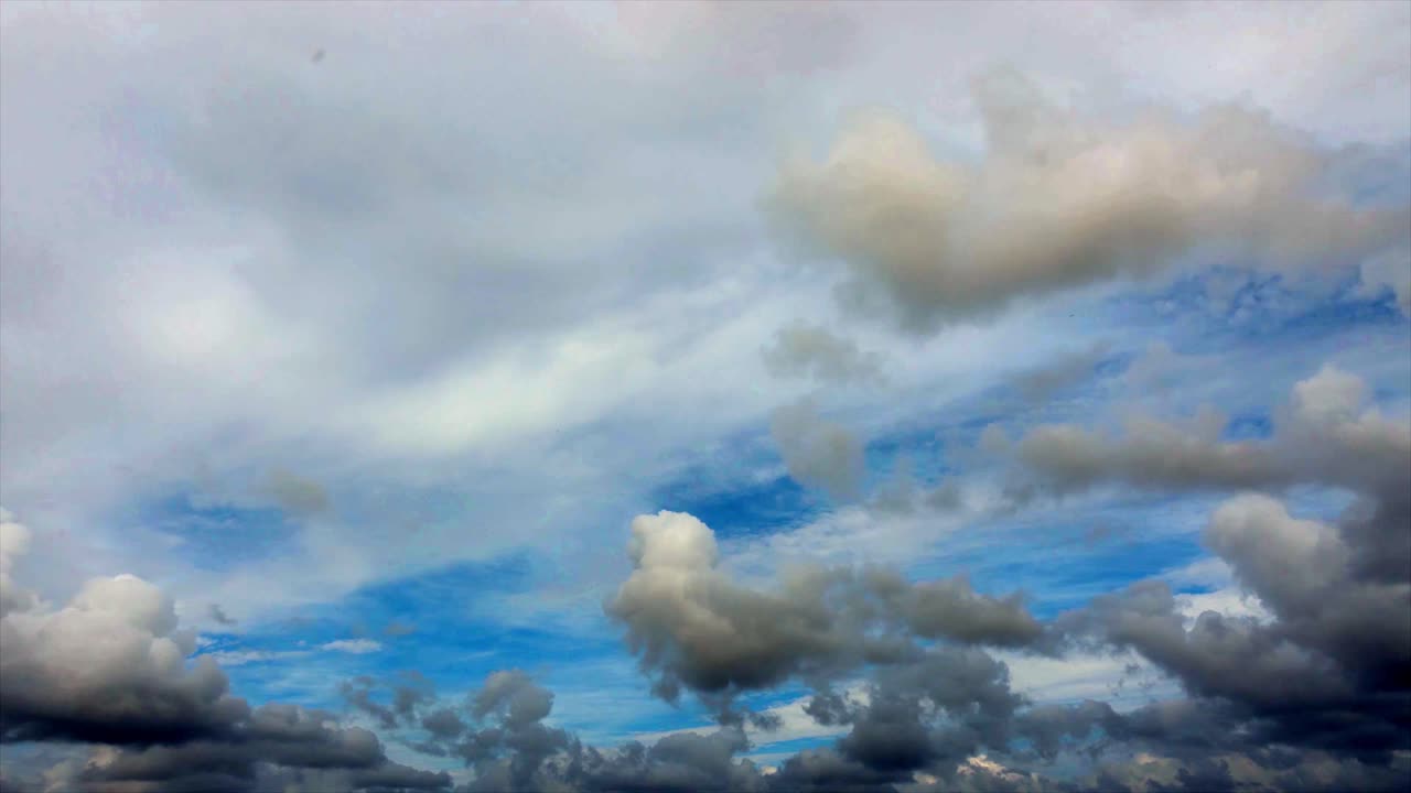 깊고 푸른 하늘 저속 촬영에서 흥미로운 다층 어두운 비구름 형성