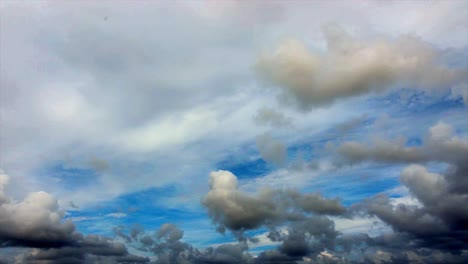 interesantes formaciones de nubes de lluvia oscuras de varias capas en un timelapse de cielo azul profundo