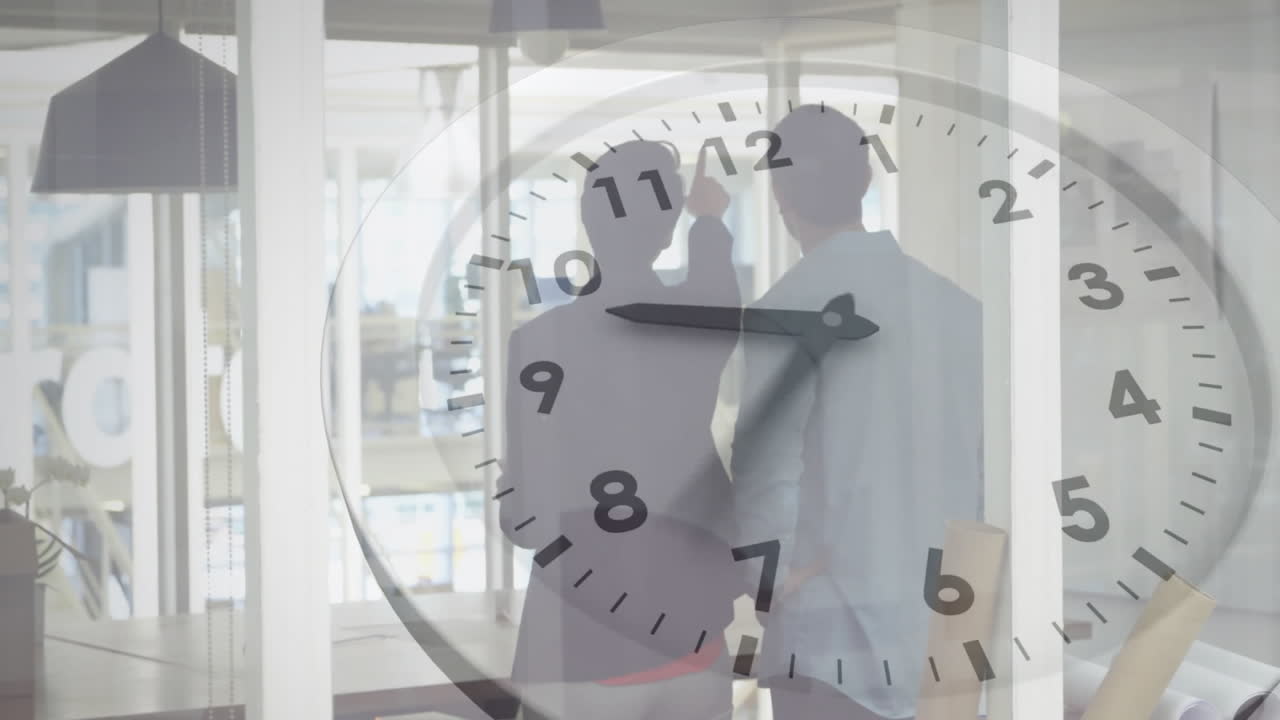 Animazione di un orologio su persone d'affari che discutono in un ufficio moderno