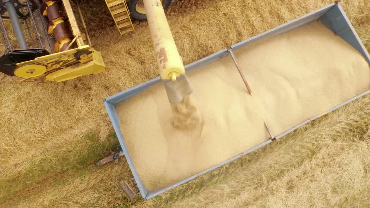 imágenes de aviones no tripulados de la cosechadora