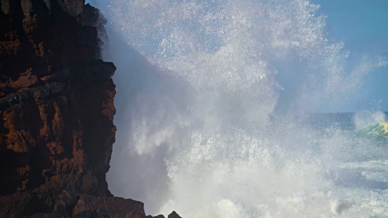 grandes olas ruedan en la costa de hawaii en cámara lenta y rompen a lo largo de una costa escarpada 4