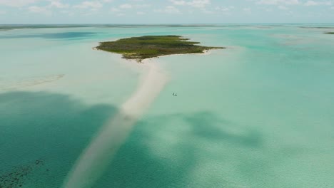 Hohe-Sicht-Auf-Die-Ebene,-Die-Insel,-Das-Boot,-Die-Sandbank-Und-Den-Horizont,-Atemberaubende-Bahamas-Luftaufnahme