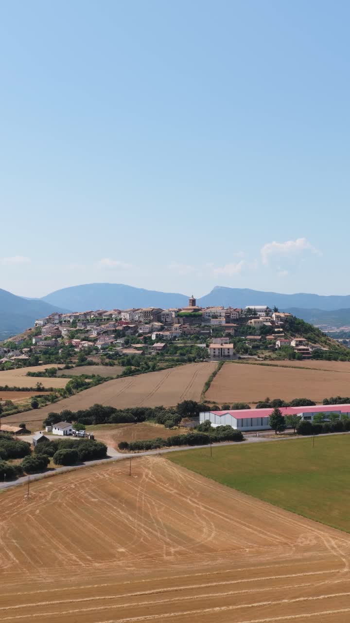 Vista aerea di un borgo rurale su una collina circondato da campi