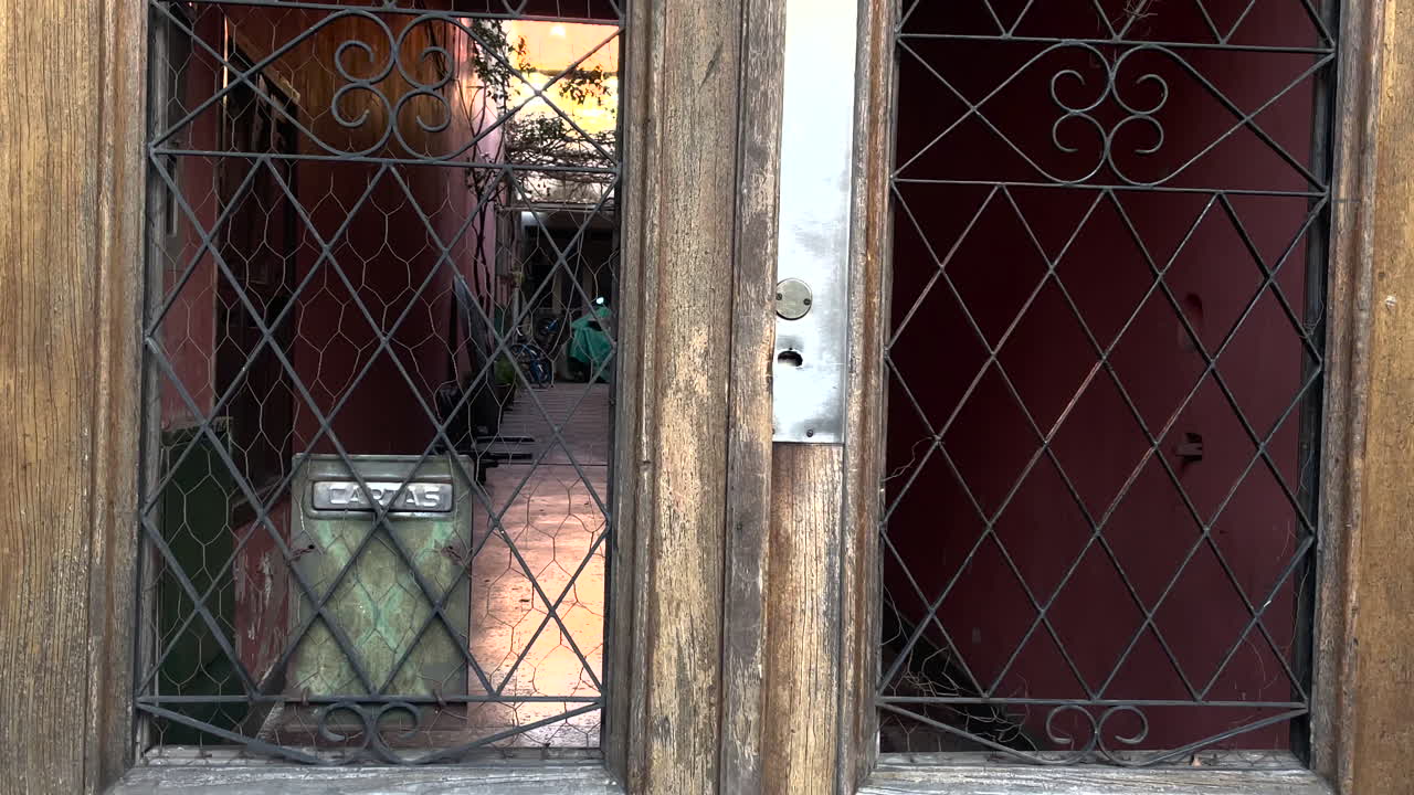 메일박스, 복도와 함께 문 격자