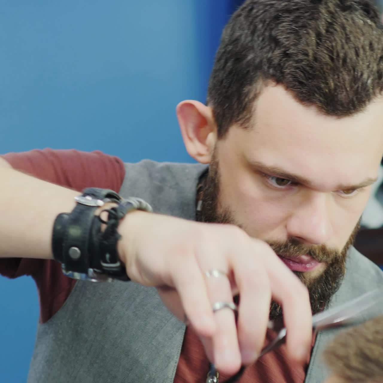 peluquero enfocado corta el cabello para el cliente