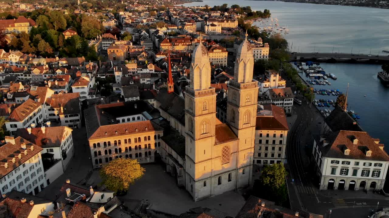 스위스 취리히의 일몰에 빛나는 그로스뮌스터 교회의 회전하는 공중 전망