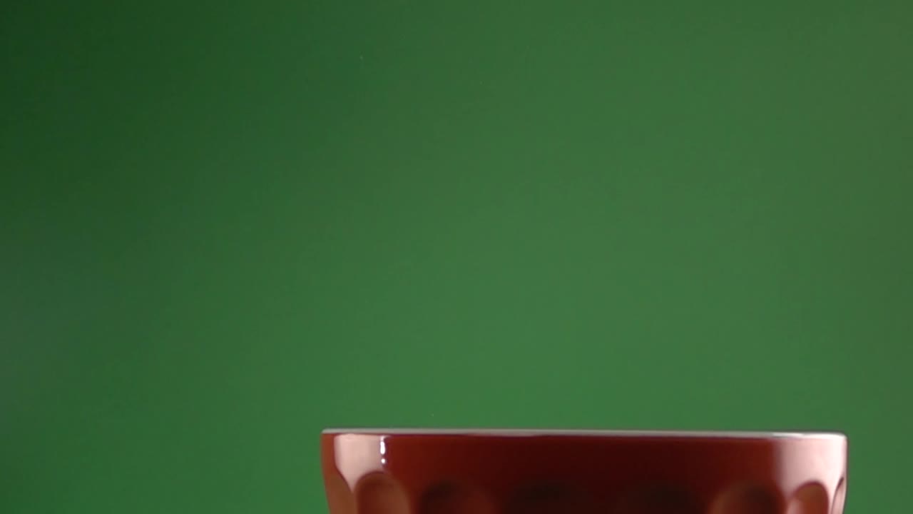 천천히 접시에 떨어지는 콘플레이크의 전면 보기