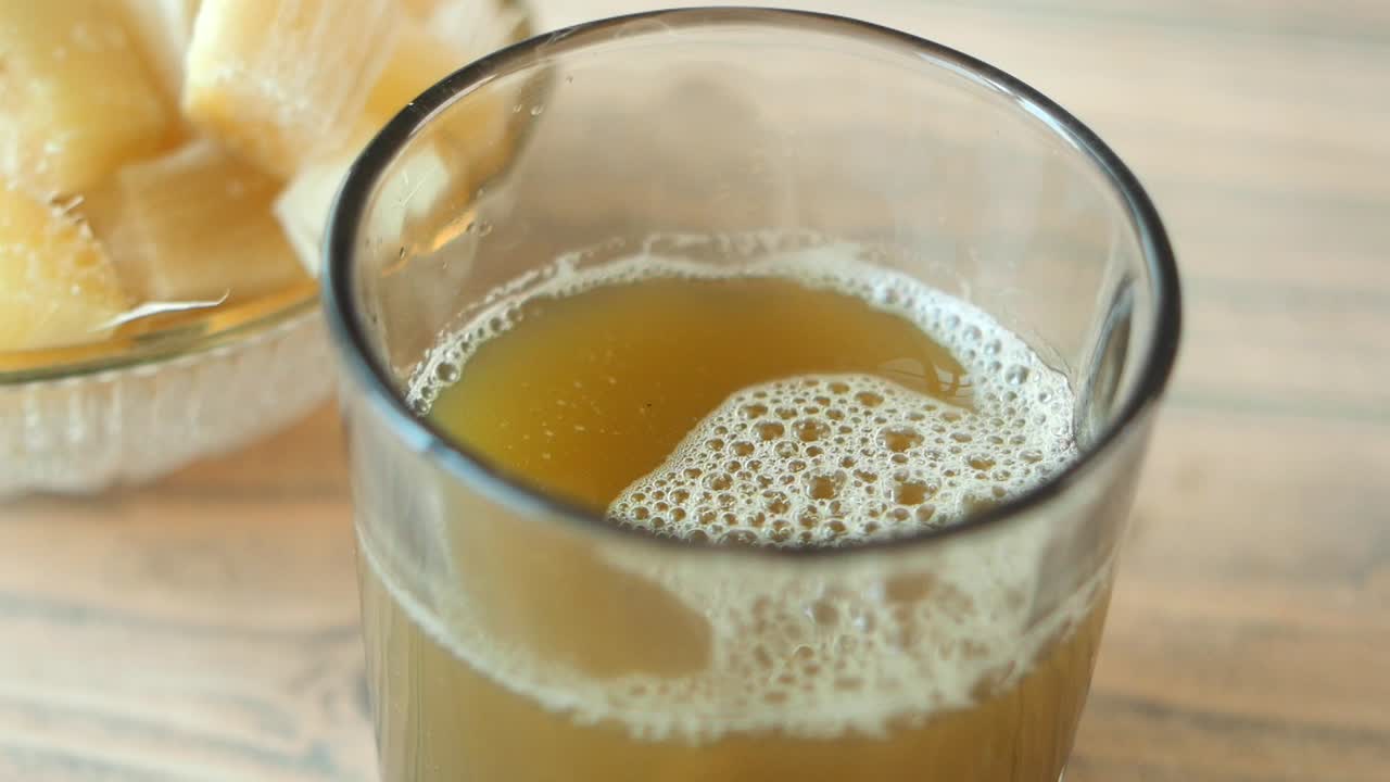 jugo de caña de azúcar fresco en un vaso
