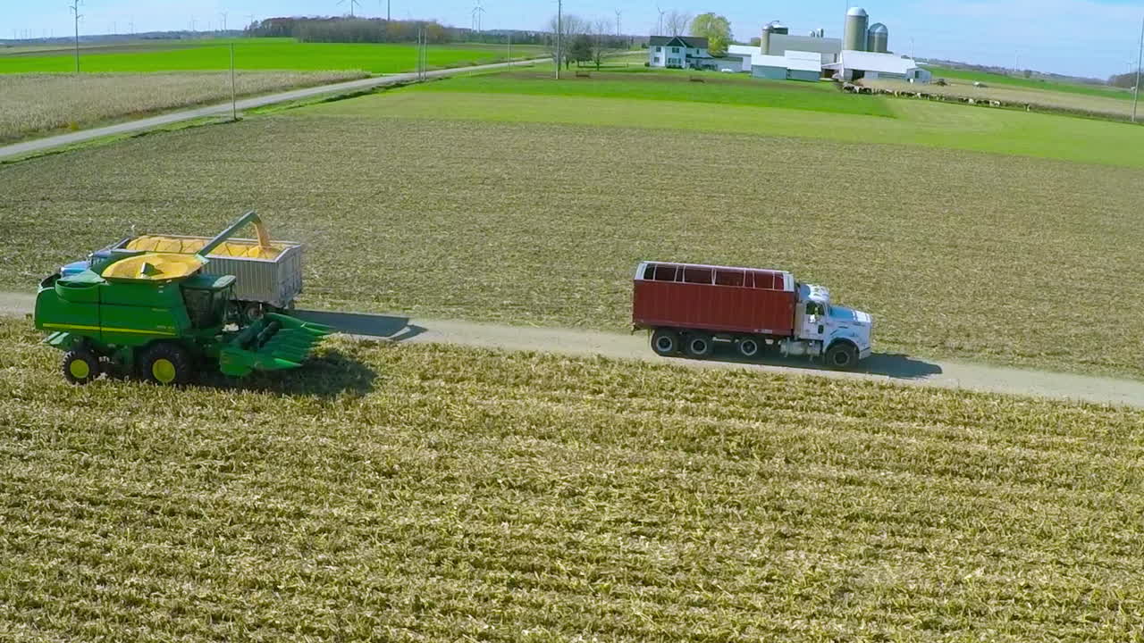 직장에서 옥수수 결합 수확기가있는 시골 미국 농장의 훌륭한 공중