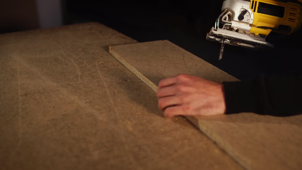 usando un rompecabezas para cortar madera